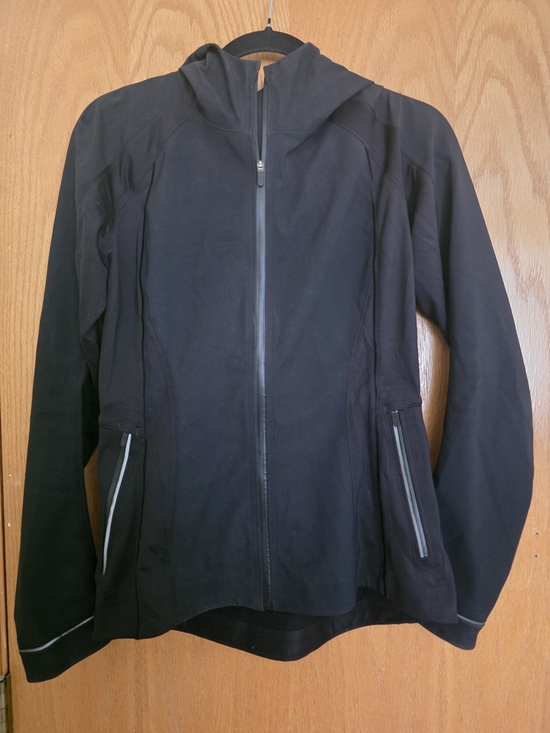 lululemon athletica Jackets & Blazers - Lululemon Women’s size 6 Black Hooded Jacket